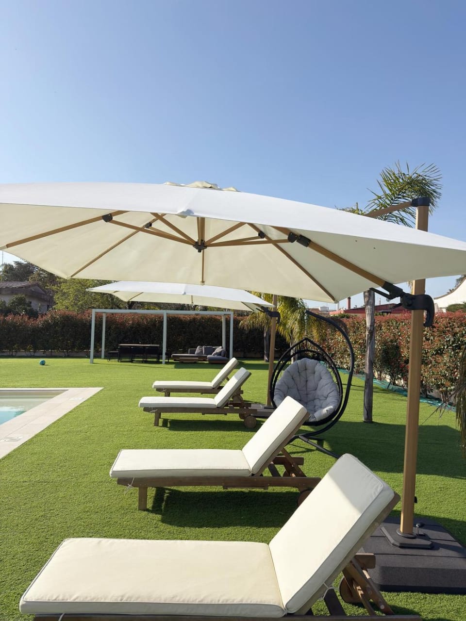 Swimming pool, sunbed