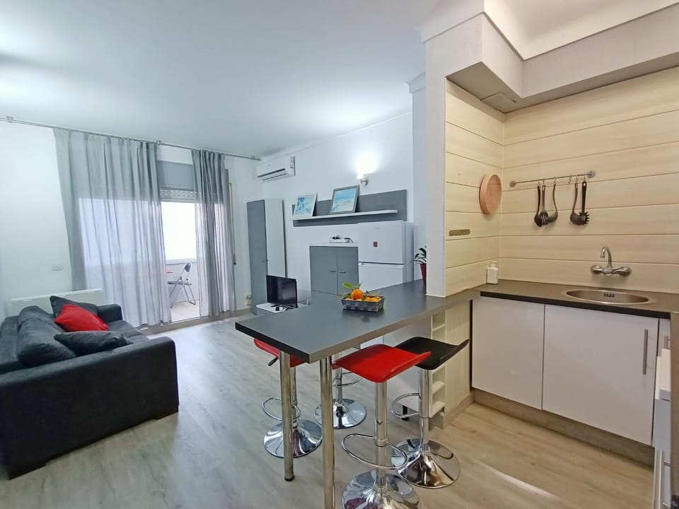 Kitchen or kitchenette, Dining area, dishwasher