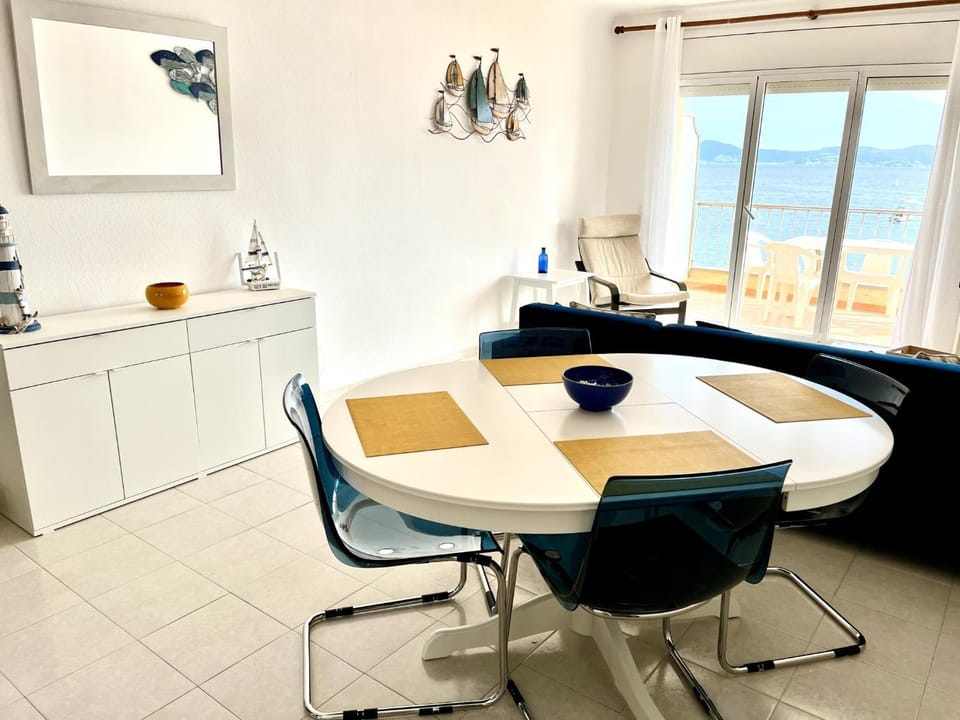 Living room, Dining area, Sea view