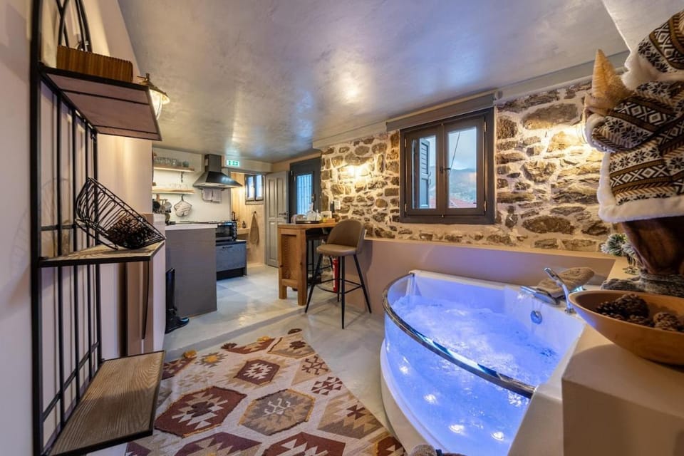 Kitchen or kitchenette, Bath