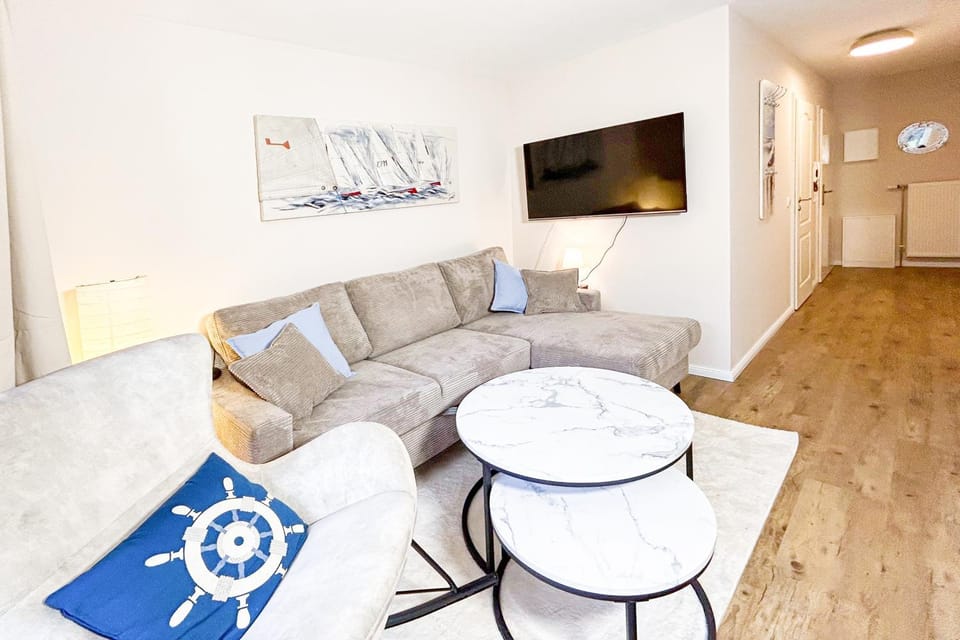 Communal lounge/ TV room, TV and multimedia, Living room, Seating area, Evening entertainment