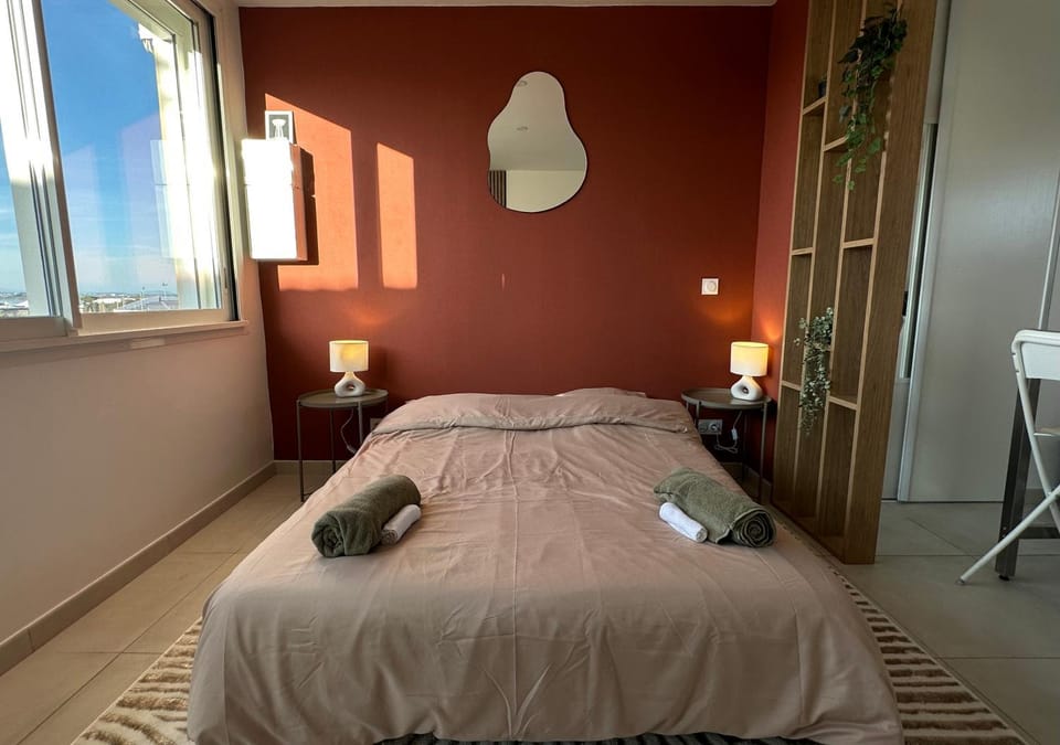 Bed, Photo of the whole room, Bedroom, towels