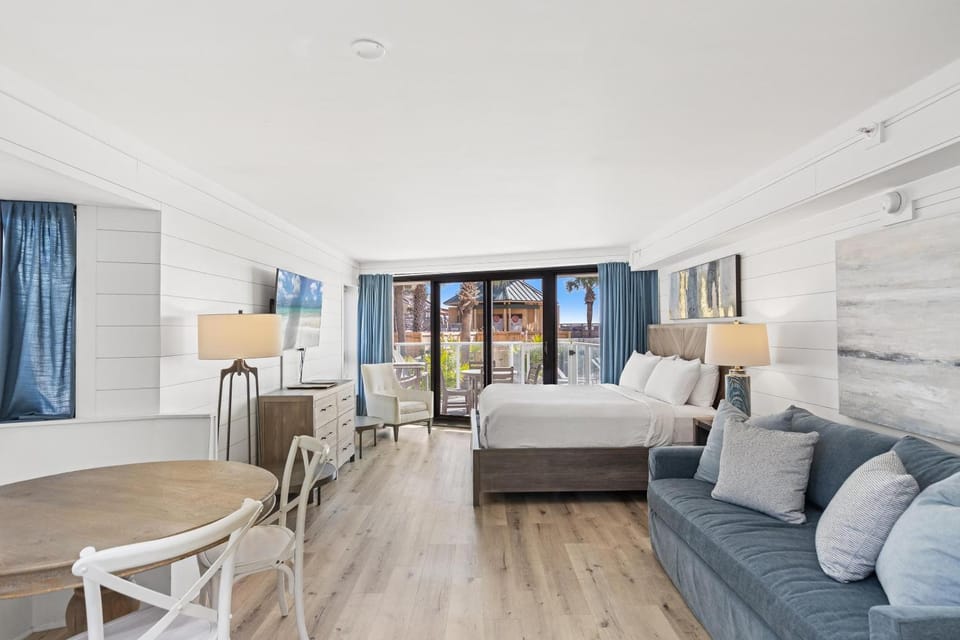 Bed, TV and multimedia, View (from property/room), Balcony/Terrace, Living room, Photo of the whole room, Seating area, Dining area, Bedroom, Pool view