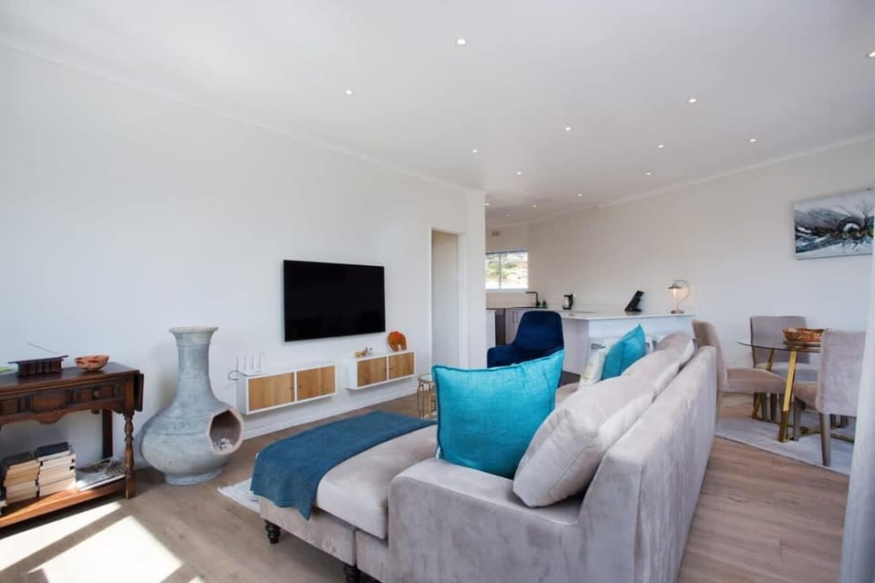 Comfort & Style apartment 200m to beach with parking Apartment in Cape Town