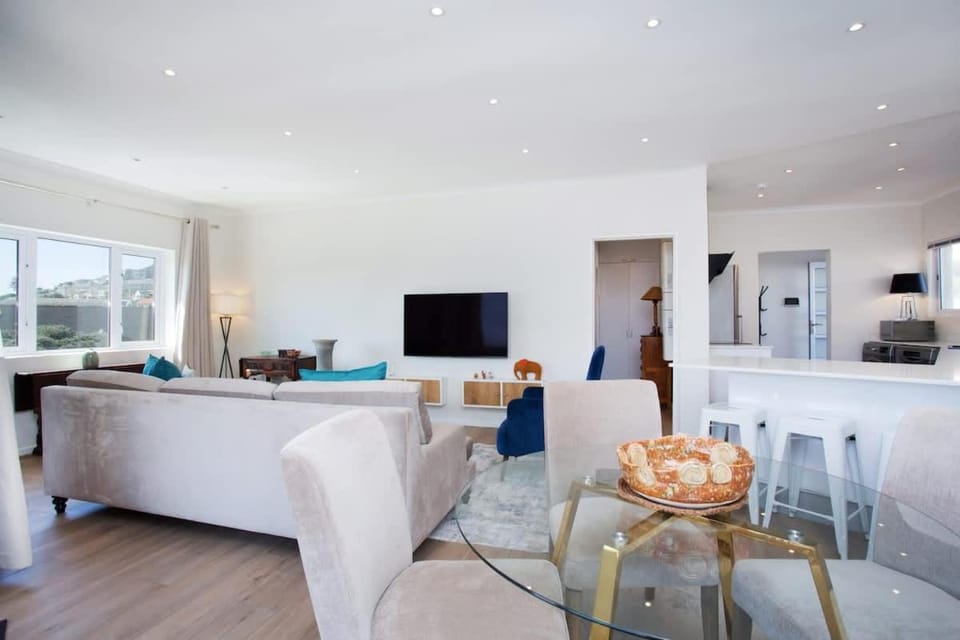 Comfort & Style apartment 200m to beach with parking Apartment in Cape Town