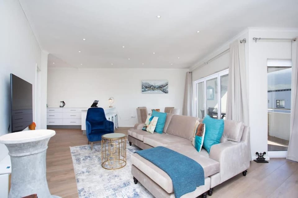 Comfort & Style apartment 200m to beach with parking Apartment in Cape Town