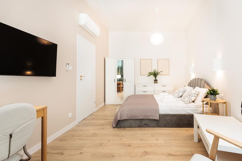 Bed, TV and multimedia, Photo of the whole room, Bedroom, air conditioner