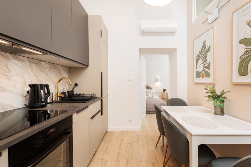 Coffee/tea facilities, Kitchen or kitchenette, Dining area, dishwasher, microwave, oven, stove, toaster
