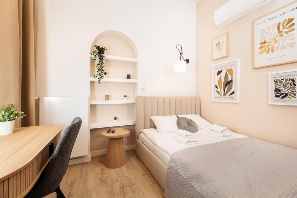 Bed, Photo of the whole room, Bedroom