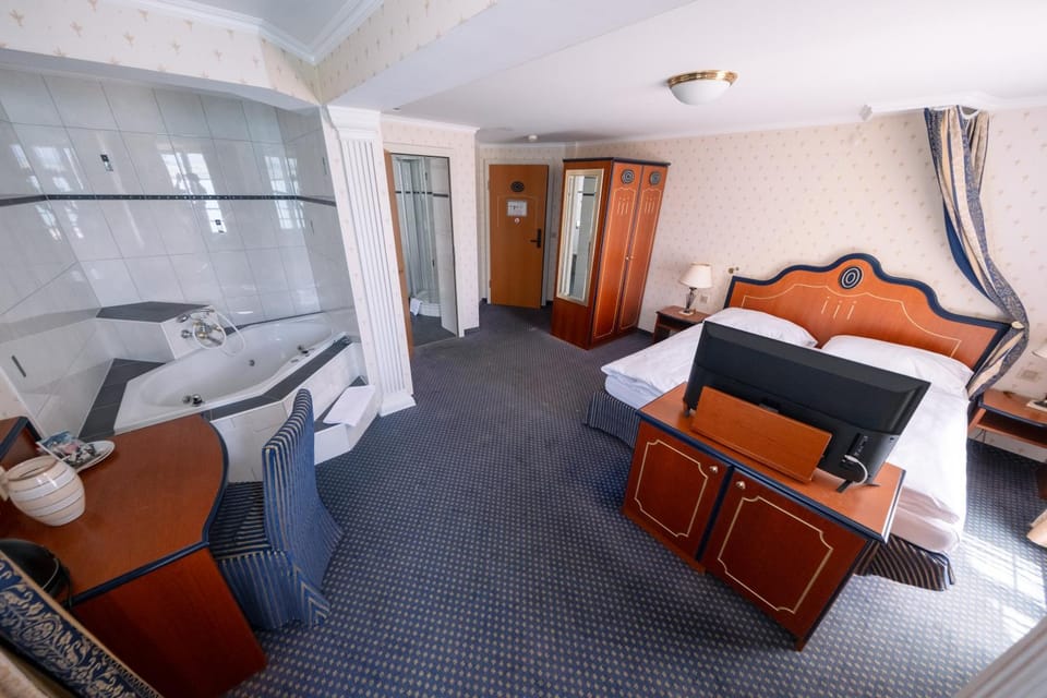 HAUS AM SEE Lakefront Rooms on Lake Thun SELF CHECK-IN Digital Reception Hotel in Hilterfingen