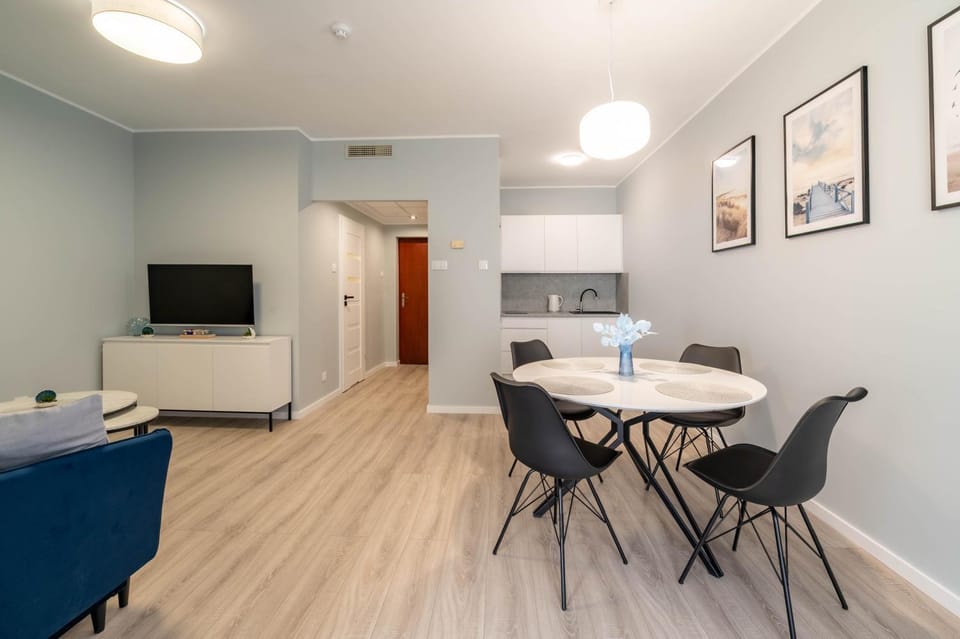 TV and multimedia, Kitchen or kitchenette, Living room, Seating area, Dining area