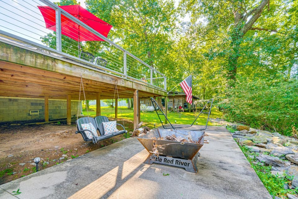 Riverfront Retreat w/ Fire Pit & Deck House in Arkansas