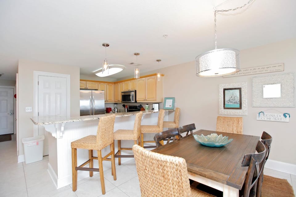 Living room, Decorative detail, Seating area, Dining area
