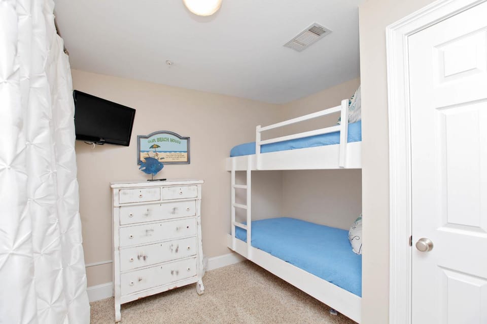 TV and multimedia, Decorative detail, Seating area, Bedroom, bunk bed