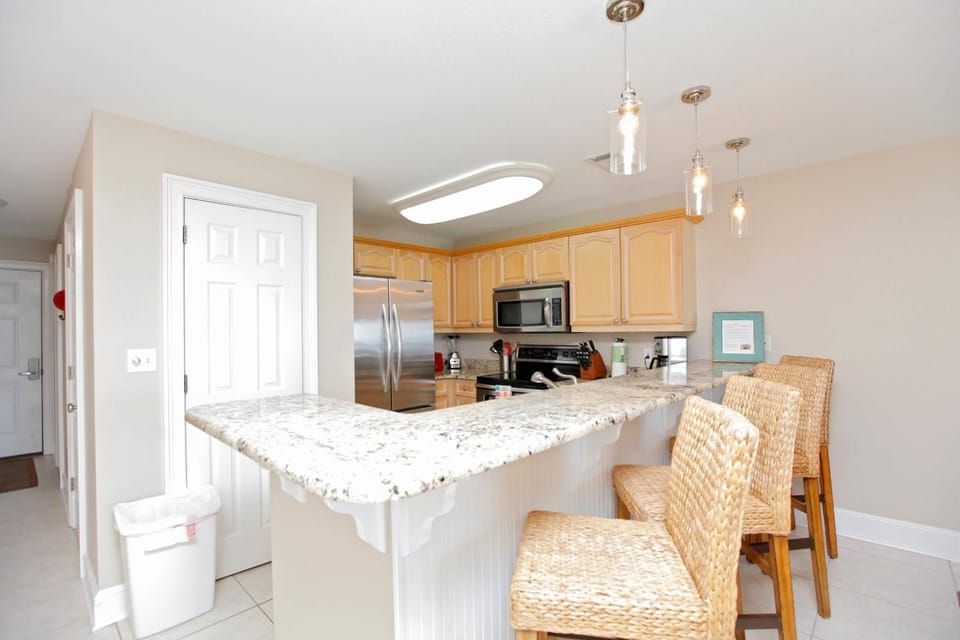 View (from property/room), Living room, Decorative detail, Seating area, Dining area, Sea view