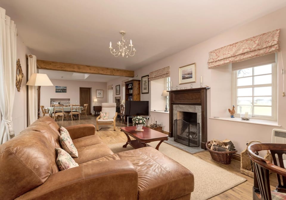 TV and multimedia, Living room, Decorative detail, Seating area, Dining area