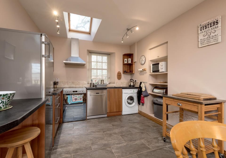 Kitchen or kitchenette, Decorative detail, Seating area, Dining area