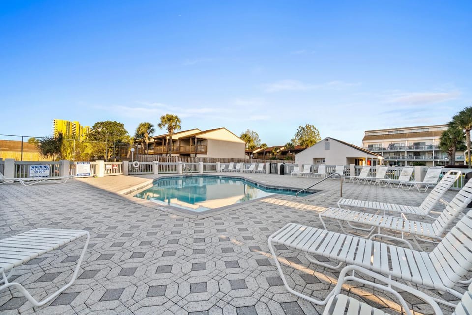 Neighbourhood, Natural landscape, Balcony/Terrace, Pool view, Area and facilities, Swimming pool, sunbed