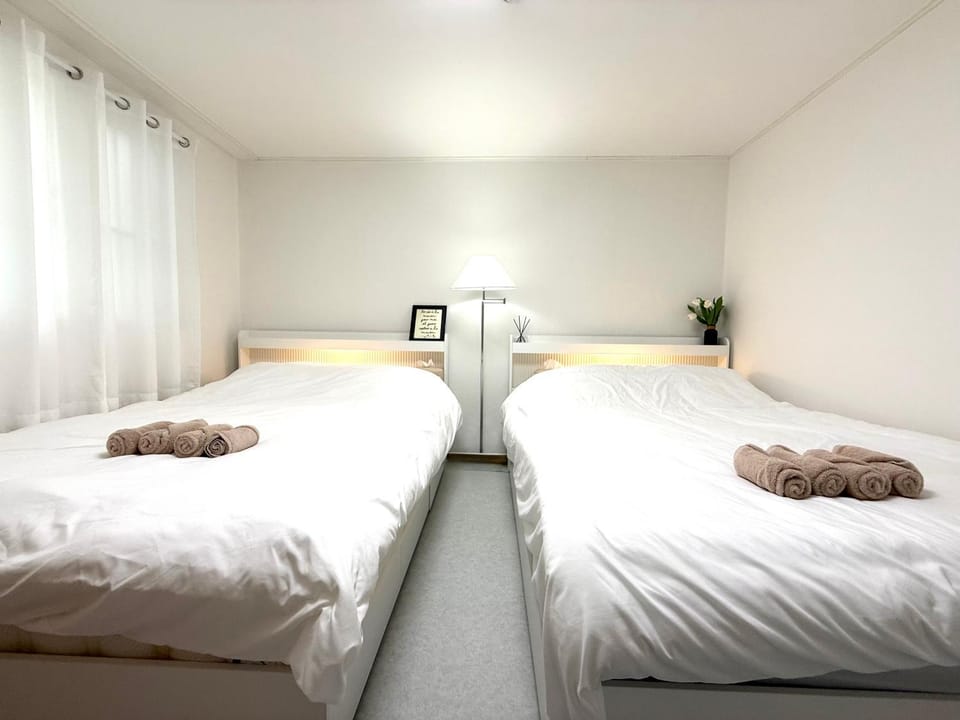 Property building, Bed, Bedroom