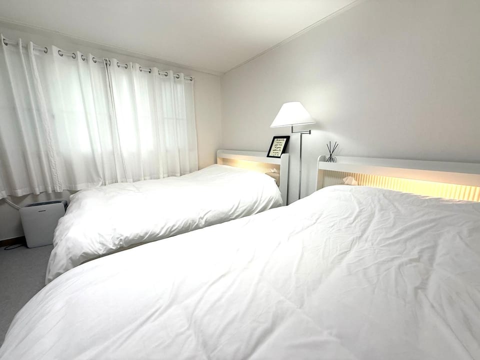 Property building, Bed, Bedroom
