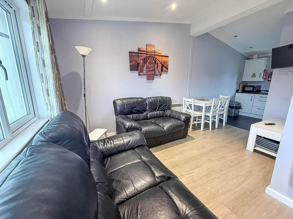 Cosy Chalet On A Beautiful Holiday Park In Lowestoft Ref 12080B Chalet in Lowestoft