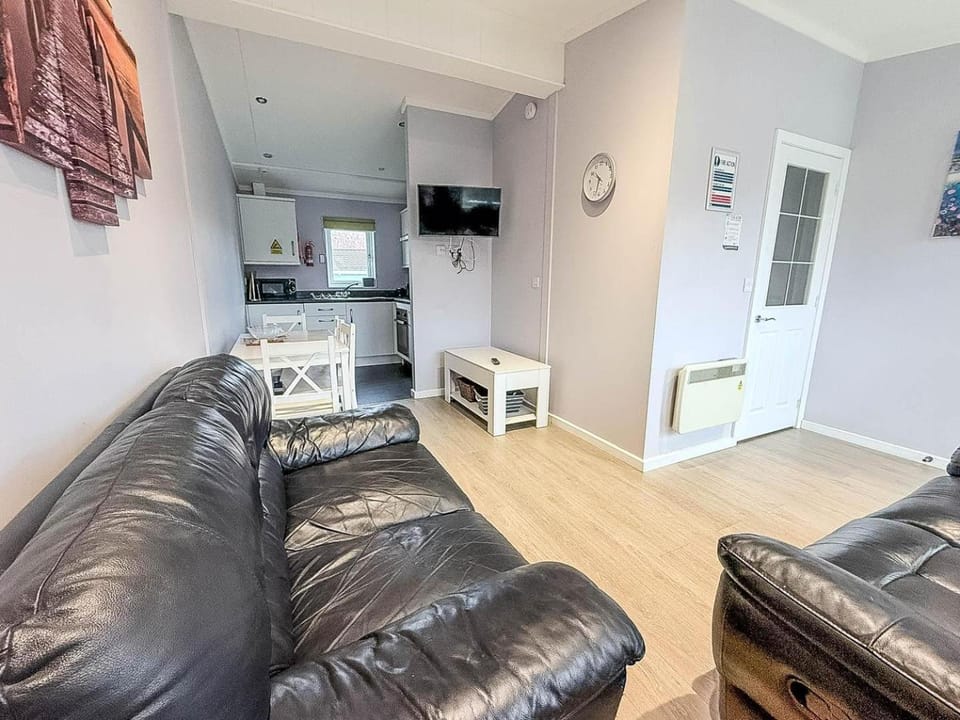 Cosy Chalet On A Beautiful Holiday Park In Lowestoft Ref 12080B Chalet in Lowestoft