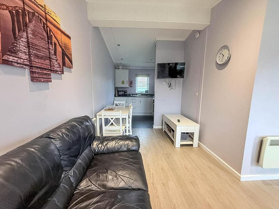 Cosy Chalet On A Beautiful Holiday Park In Lowestoft Ref 12080B Chalet in Lowestoft