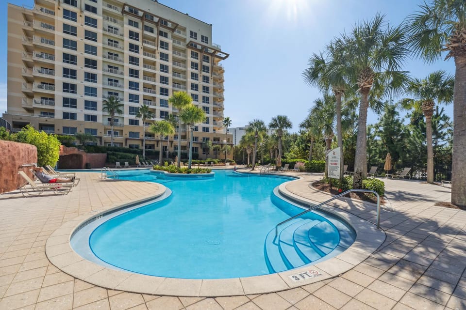 Property building, Natural landscape, Balcony/Terrace, Pool view, Swimming pool, sunbed