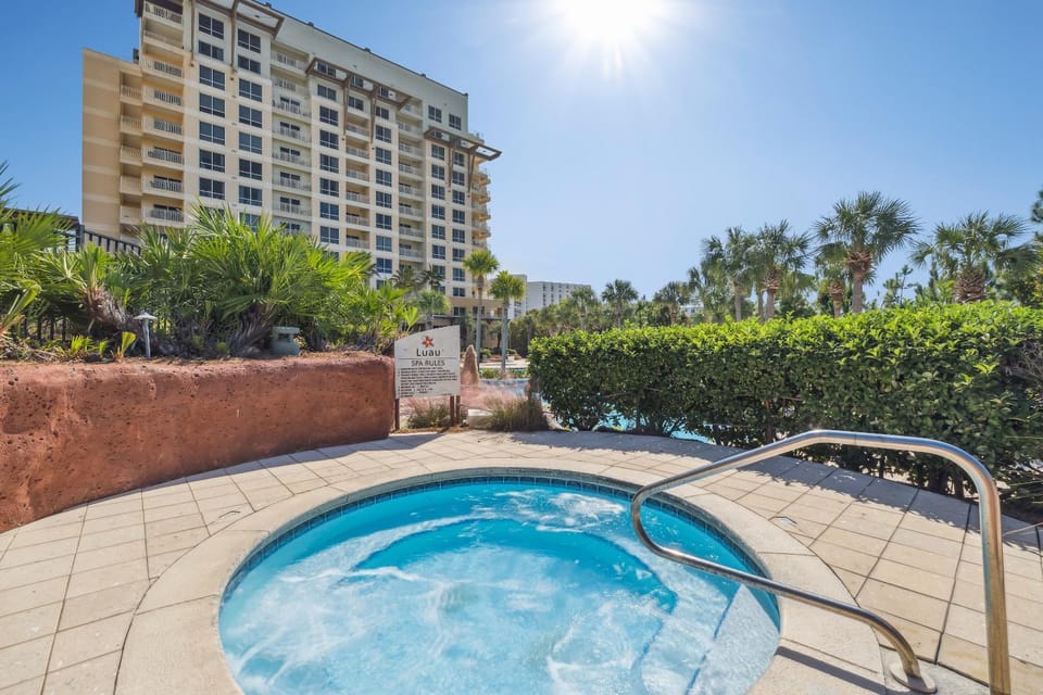 Property building, Day, Natural landscape, Balcony/Terrace, Pool view, Swimming pool, sunbed
