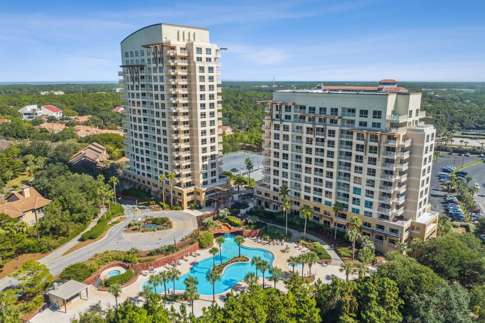Property building, Day, Natural landscape, Bird's eye view, City view, Pool view, Swimming pool