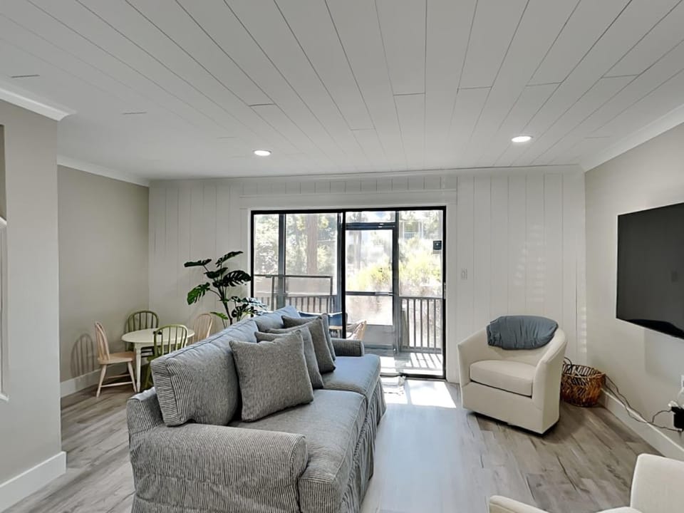 TV and multimedia, Balcony/Terrace, Living room, Seating area, furniture