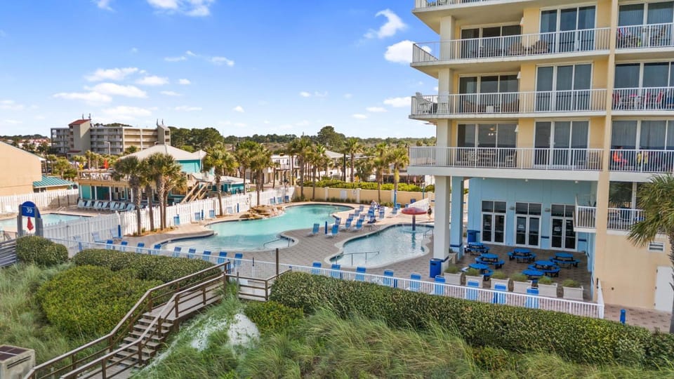 Property building, Natural landscape, BBQ facilities, Balcony/Terrace, Pool view, Area and facilities, Swimming pool, sunbed