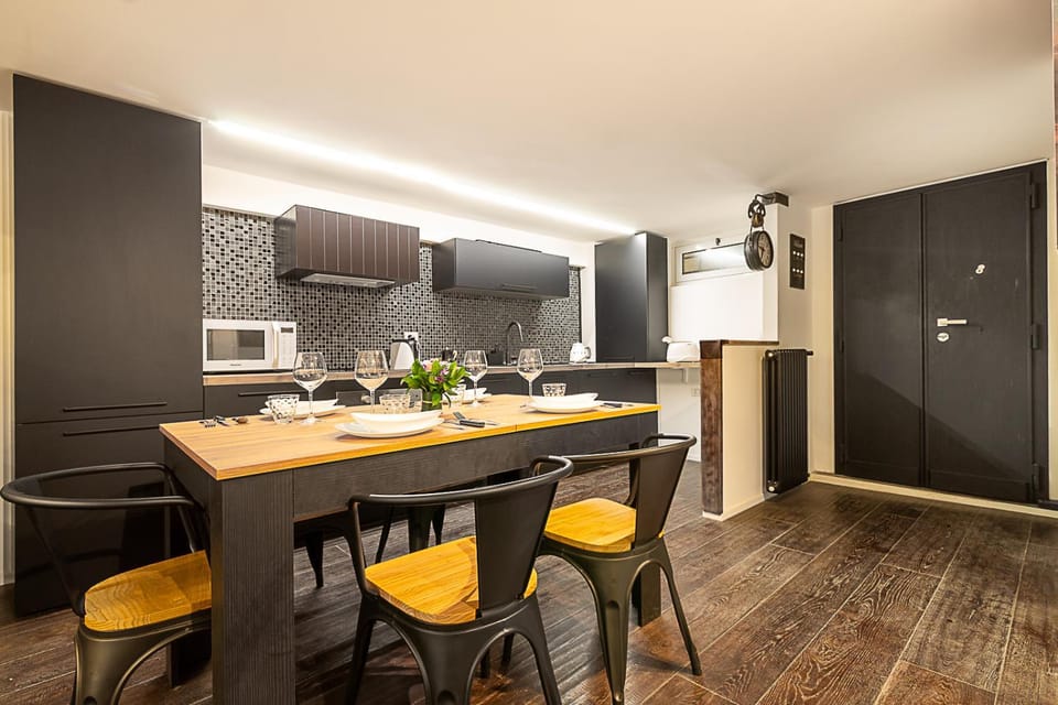Coffee/tea facilities, Kitchen or kitchenette, Dining area, dishwasher, microwave, oven, stove, kitchen