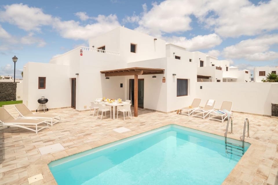 Property building, Patio, Day, Balcony/Terrace, Pool view, Swimming pool, Swimming pool, sunbed