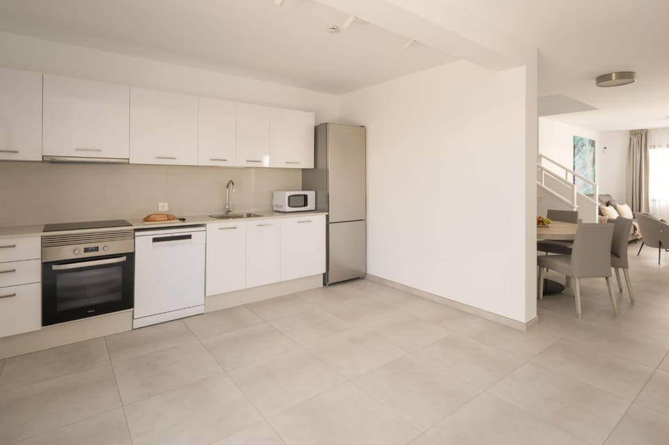 Kitchen or kitchenette, Dining area, dishwasher, oven
