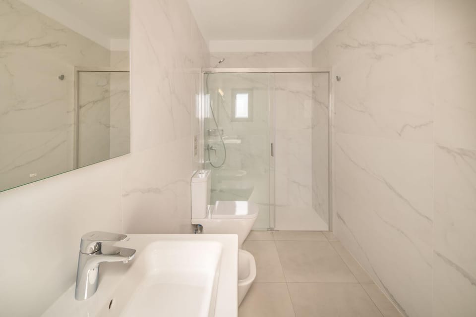 Shower, Toilet