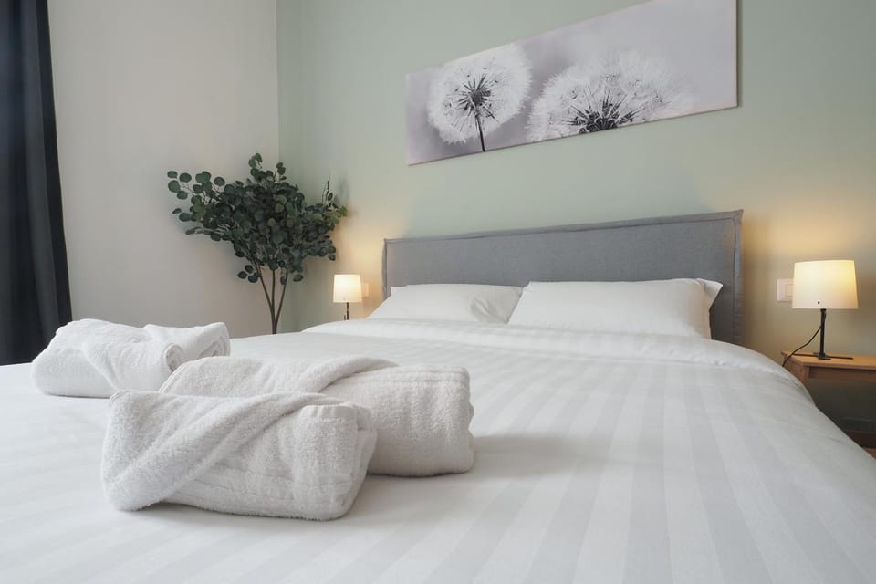 Bed, Photo of the whole room, Bedroom, towels