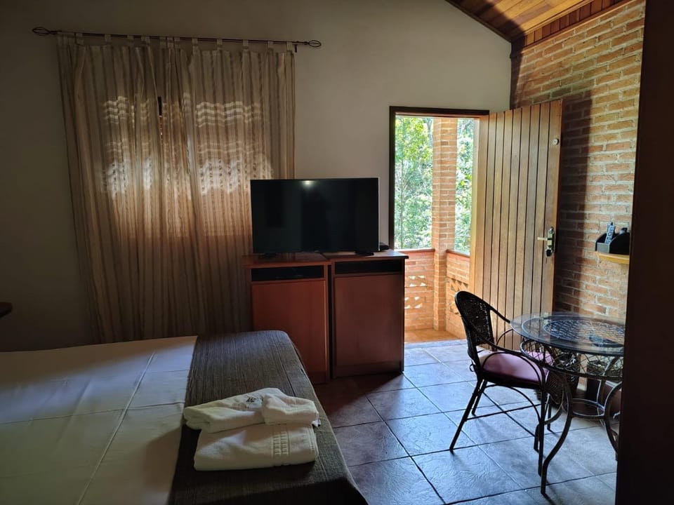 Bed, TV and multimedia, Photo of the whole room, Bedroom