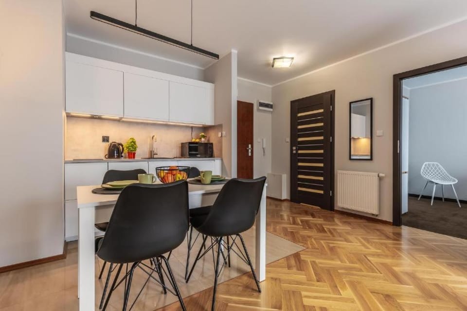Coffee/tea facilities, Kitchen or kitchenette, Dining area, microwave, stove