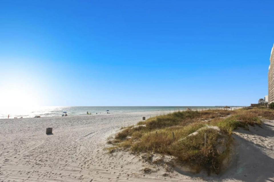 Sailors Cove: 5-Bedroom, 45 Baths, Sleeps 12! Steps Away from the Beach! House in Long Beach