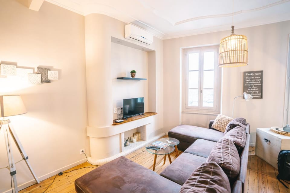 TV and multimedia, Living room, Seating area, internet, air conditioner