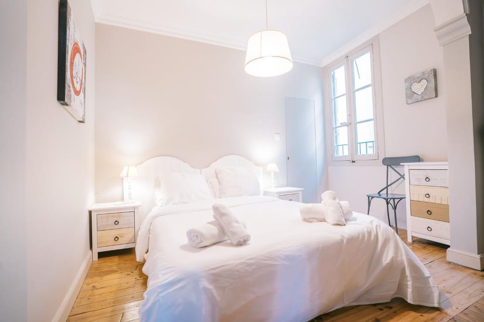 Bed, Photo of the whole room, Bedroom, storage, towels
