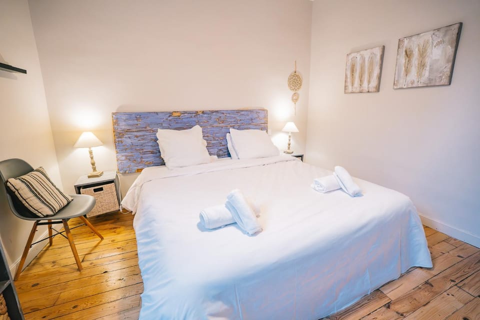 Bed, Photo of the whole room, Bedroom, towels