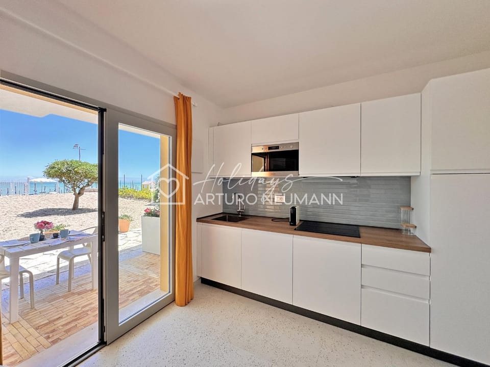 Kitchen or kitchenette, Dining area, stove