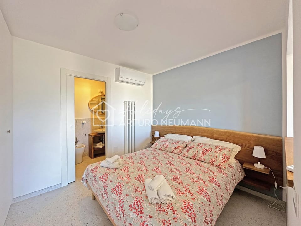 Bed, Photo of the whole room, Bedroom, towels, wardrobe