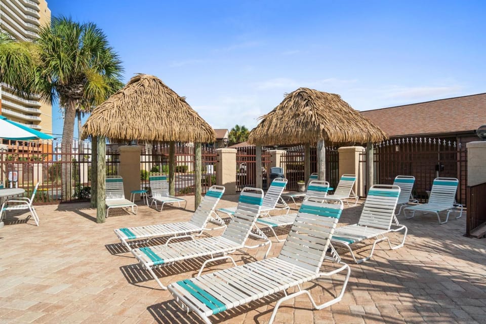 Patio, Day, sunbed