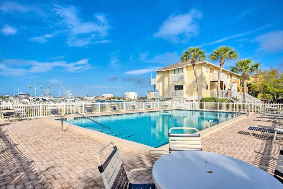 Neighbourhood, Natural landscape, Balcony/Terrace, On site, Area and facilities, Swimming pool, sunbed