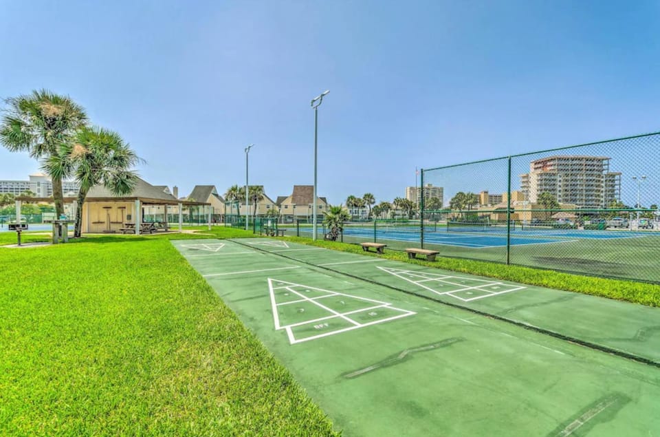 Neighbourhood, Natural landscape, Tennis court, On site, Area and facilities, Sports
