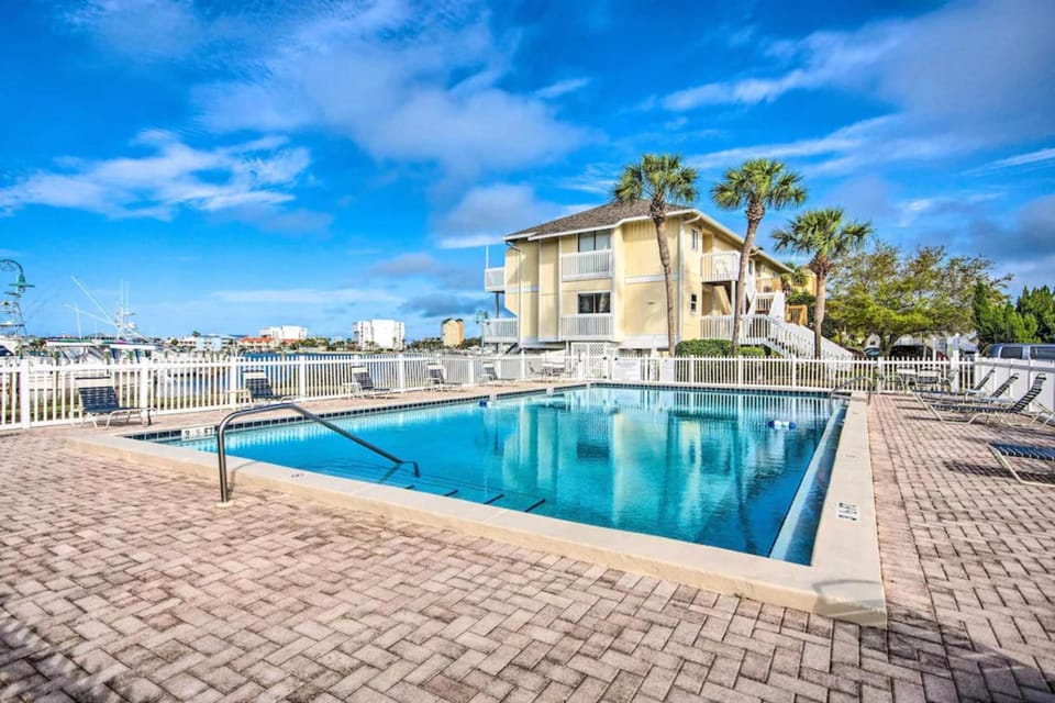 Property building, Neighbourhood, Natural landscape, Balcony/Terrace, Swimming pool, sunbed