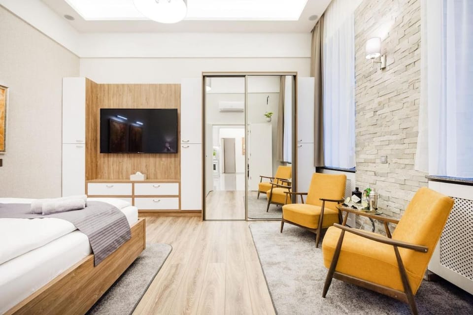 Bed, TV and multimedia, Photo of the whole room, Seating area, Bedroom